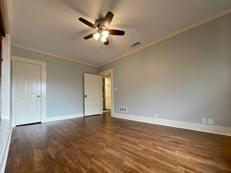Building Photo - 2556 S University Dr