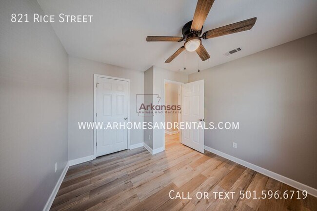 Building Photo - 821 Rice St