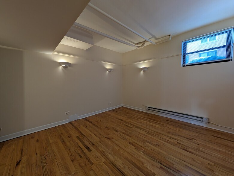 Building Photo - 953 W Cornelia Ave