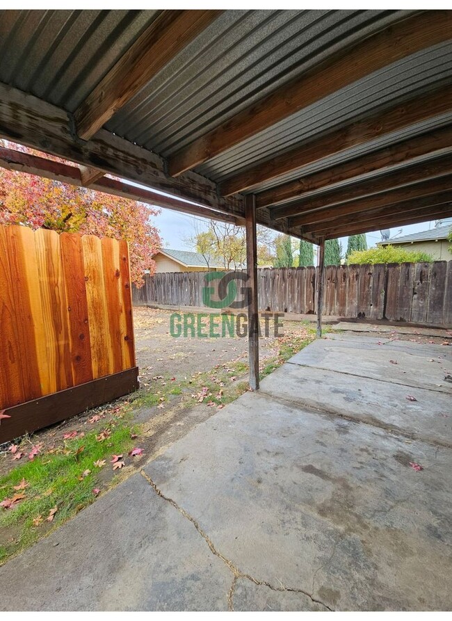 Building Photo - 2 Bedroom 1 Bath Duplex Available NOW in M...