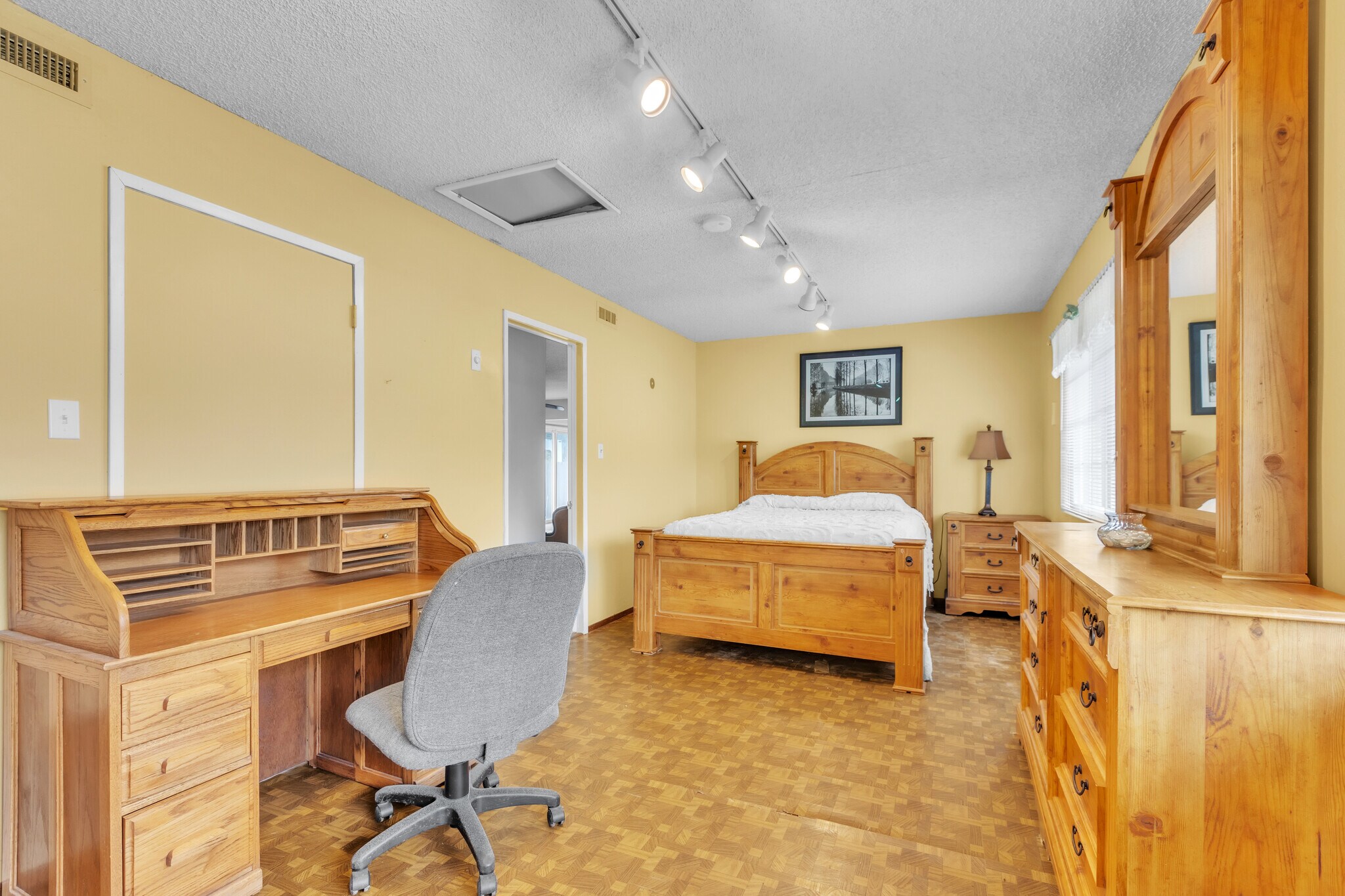 Building Photo - 6630 Lindbrook Way