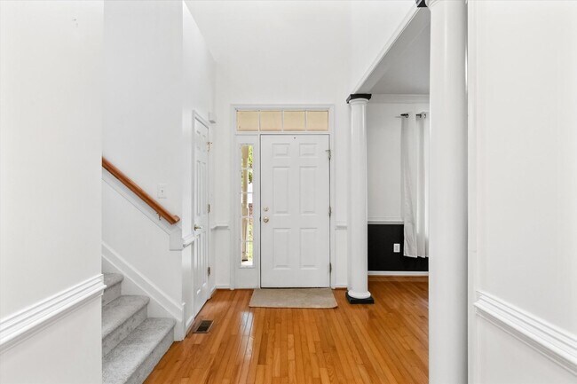 Building Photo - 4107 Lakeview Pkwy