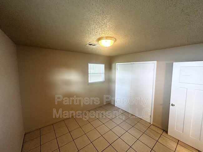 Building Photo - 111 N Pine Ave