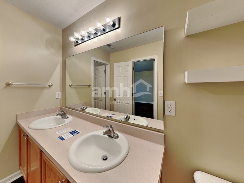 Building Photo - 551 Grabill Dr