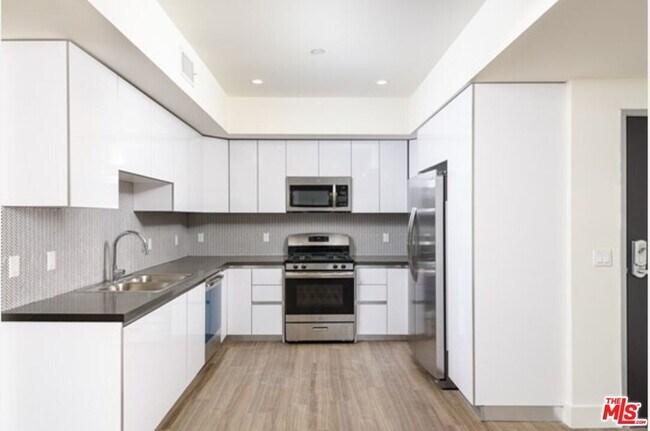 Primary Photo - 518 N Gramercy Pl