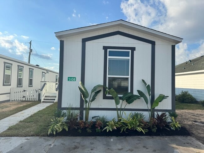 Building Photo - 5108 Caicos Calle