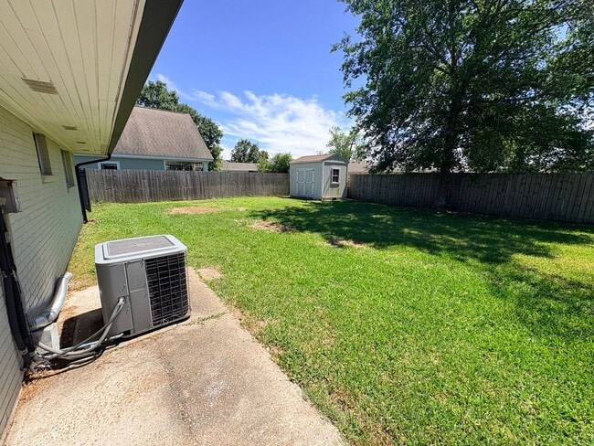 Building Photo - 901 Fair Oaks Ln