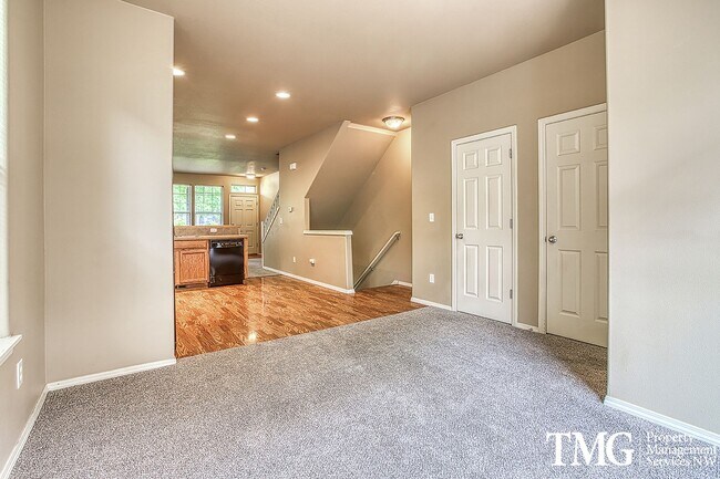 Building Photo - Gorgeous 4-bedroom Townhome with garage and washer / dryer in unit.