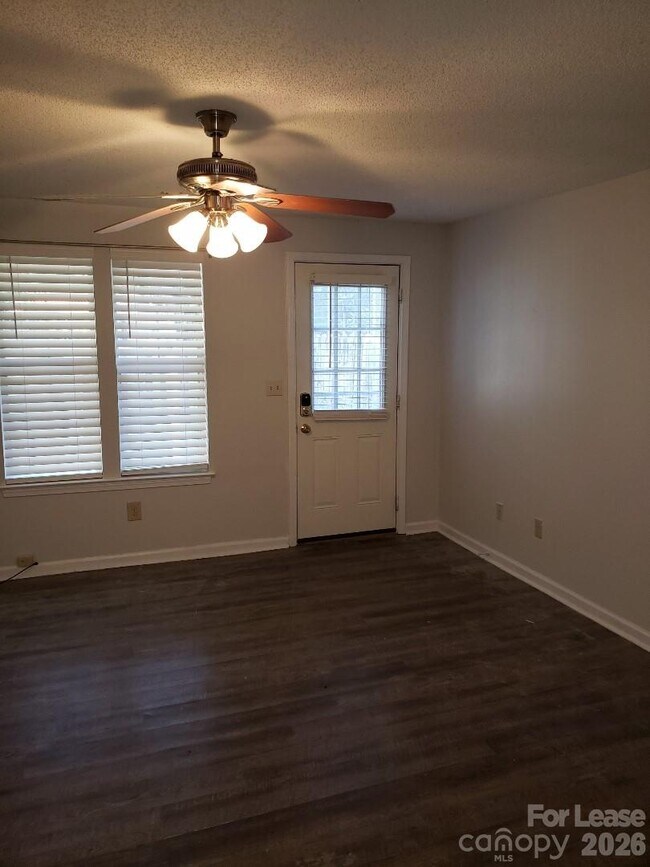 Building Photo - 2830 Hosta Dr