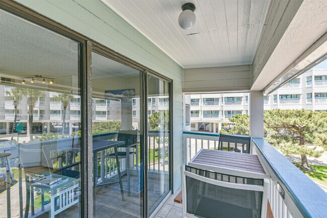 Building Photo - 6102 Seawall Blvd