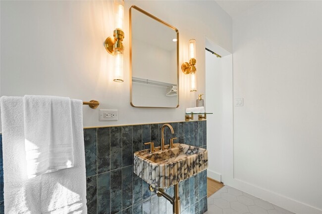 Building Photo - 808 Sul Ross St