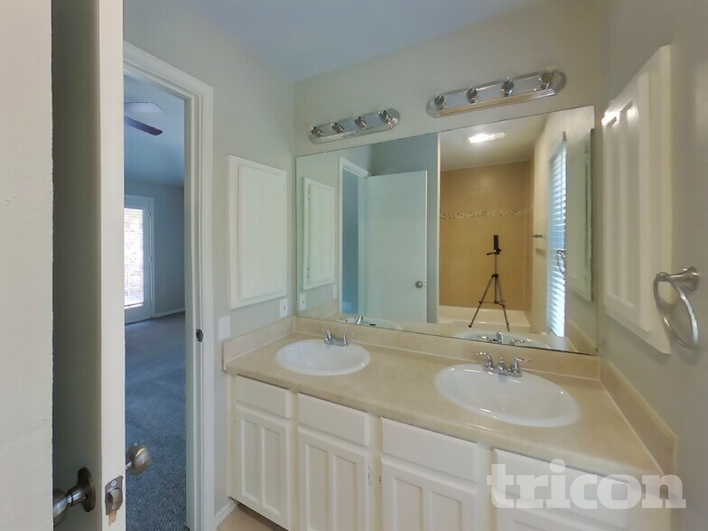 Building Photo - 708 Wedgegate Dr