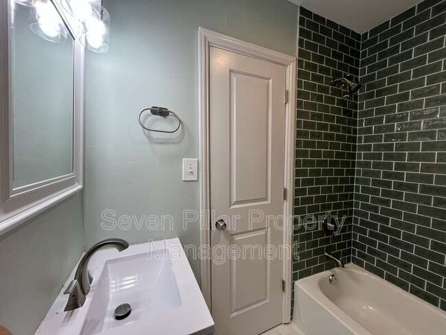 Building Photo - 1347 E Livingston Ave