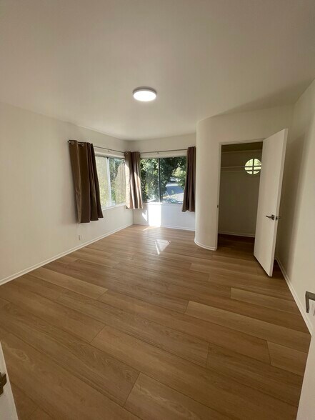Building Photo - 3043 Hollycrest Dr