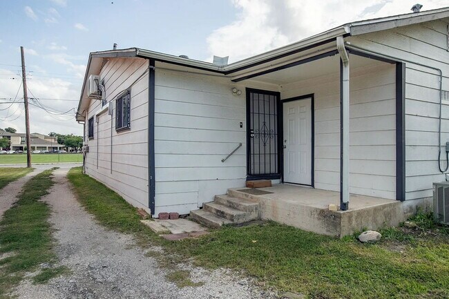 Building Photo - Cozy 1 Bed, 1 Bath Duplex A Block From Woo...