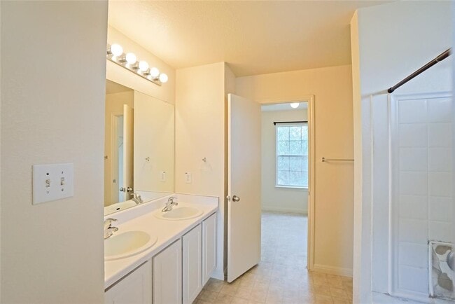 Building Photo - 714 Lavaca Loop