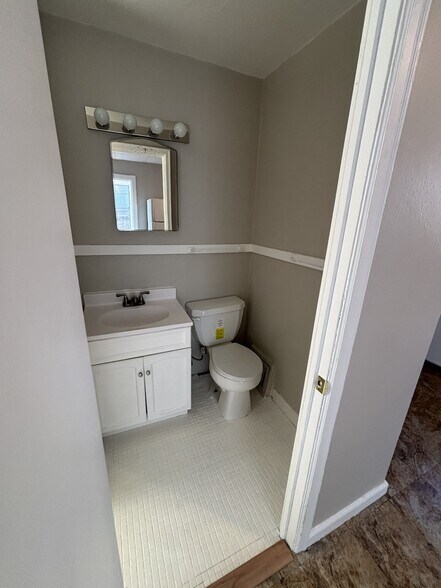 Building Photo - 472 Case Ave