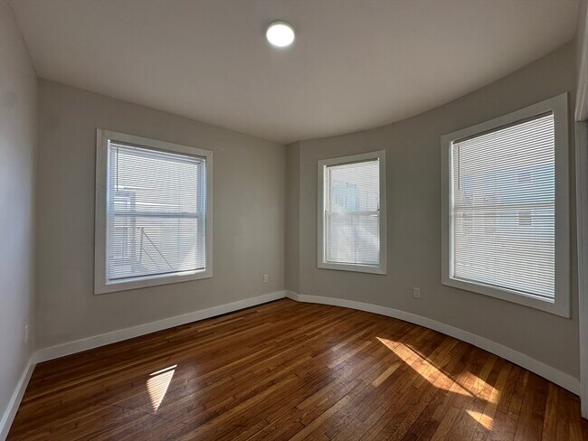 Building Photo - 34-36 Abbotsford St