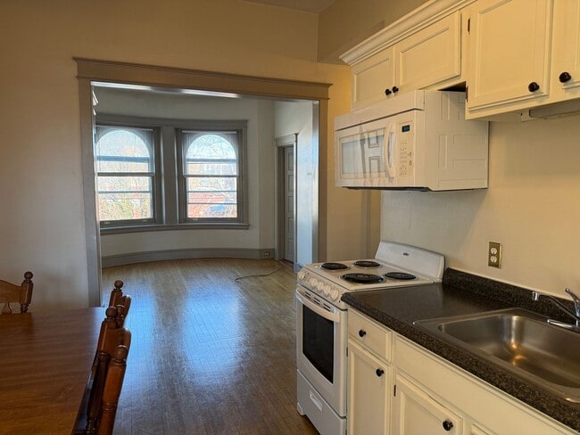 Building Photo - Charming One-Bedroom Apartment in Downtown Lancaster