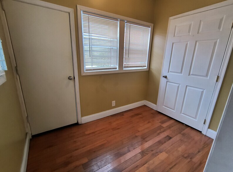 Building Photo - 1841 W Huntingdon St