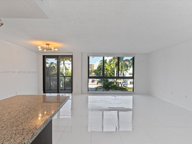 Building Photo - 9800 W Bay Harbor Dr