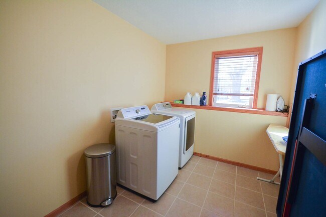 Building Photo - Incredible home in desirable Hart Farms location!