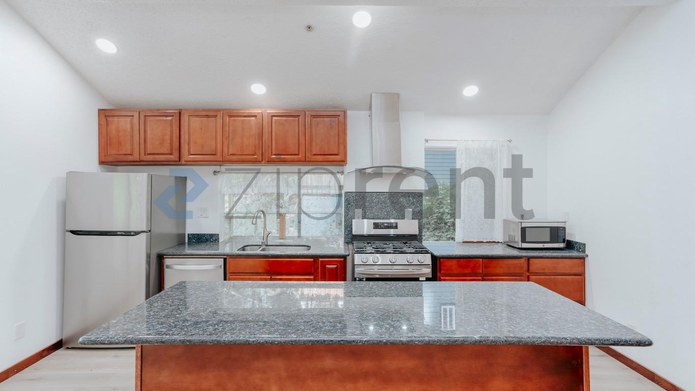 Building Photo - Unit single home