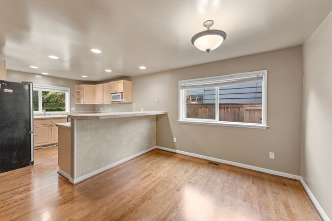 Building Photo - Nice 4-bed, 2-bath single-family home with air-conditioning near Hawthorne Hill in Seattle for rent!