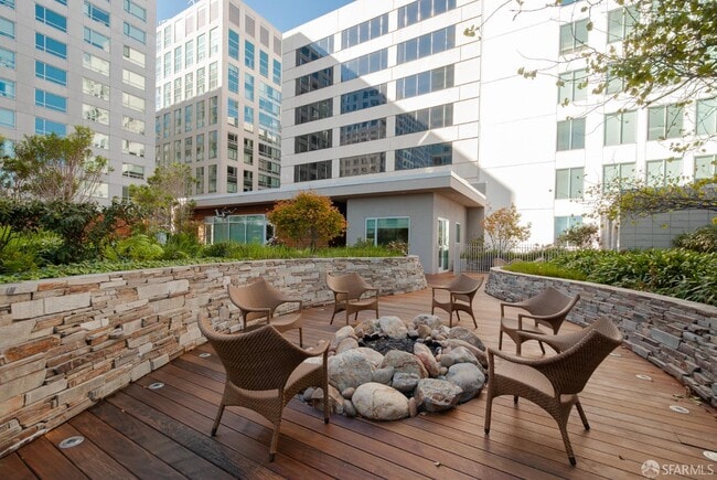 Building Photo - 1160 Mission St