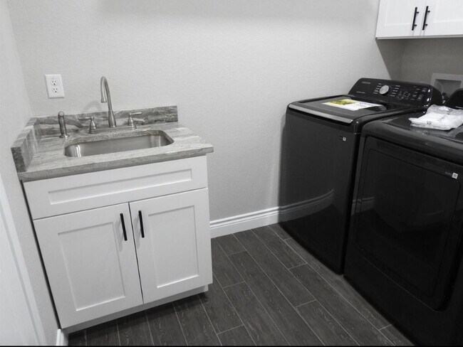 Building Photo - 400 Pitaya Ln