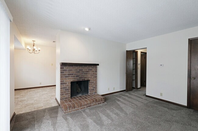 Building Photo - 6011 Queens Dr
