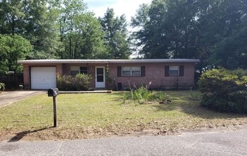 Building Photo - 3 bed 1 bath house with garage