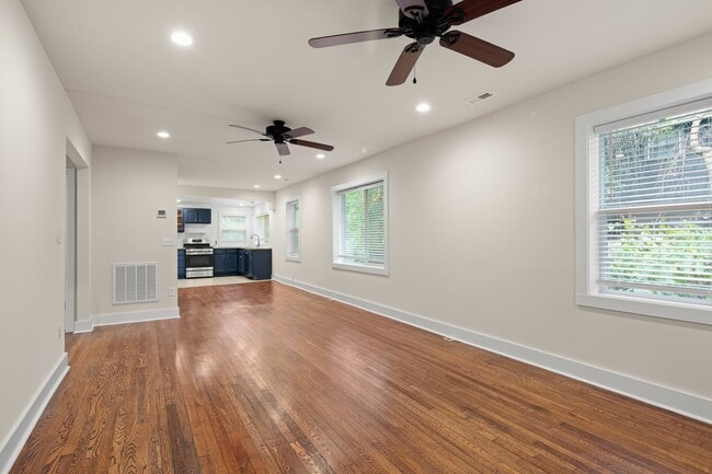 Building Photo - Beautifully Renovated Cottage - Great Nort...