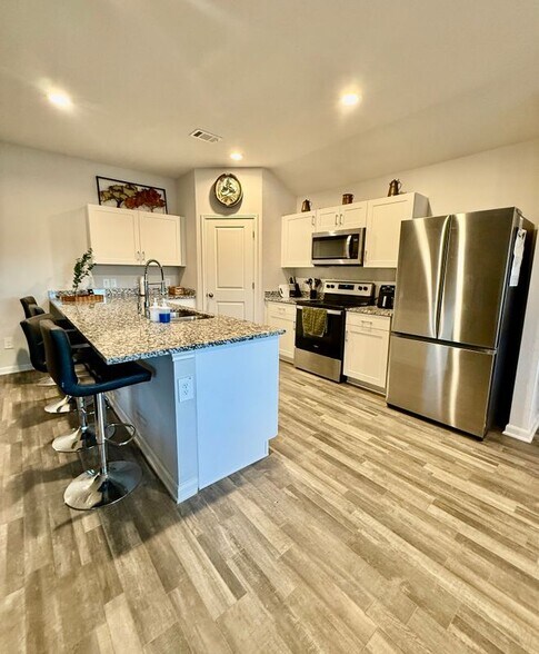 Building Photo - 302 Del Monte Dr