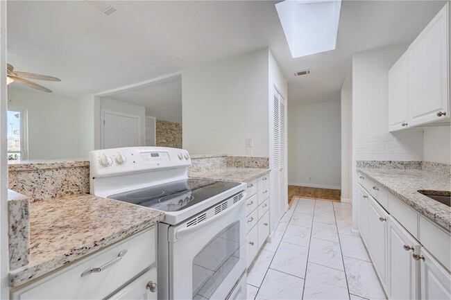 Building Photo - 8835 Tallwood Dr