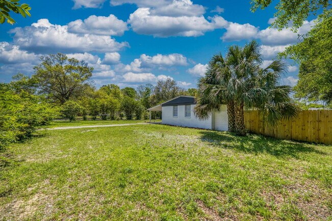 Building Photo - Modern 3-Bedroom Townhome Near Downtown, I...