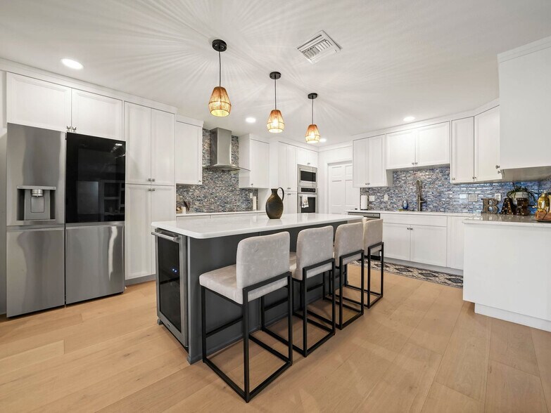 Building Photo - 4211 Lakeview Dr