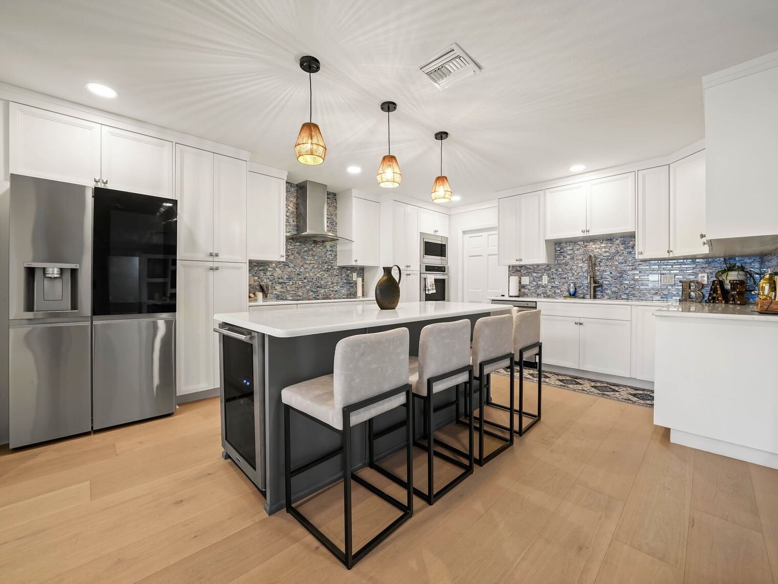 Building Photo - 3061 SW Lakeview Dr