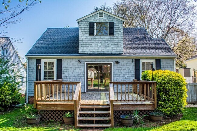 Building Photo - 2324 Fairway Dr