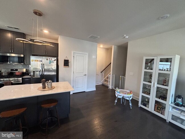 Building Photo - 983 Skylar Ct.