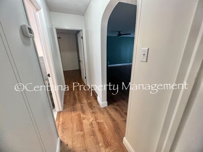 Building Photo - Large 2 bedroom house with an oversized ga...