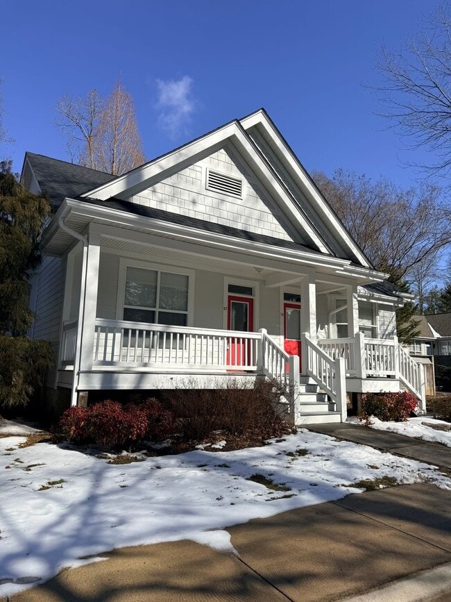 Building Photo - Spacious home in Flat Rock NC