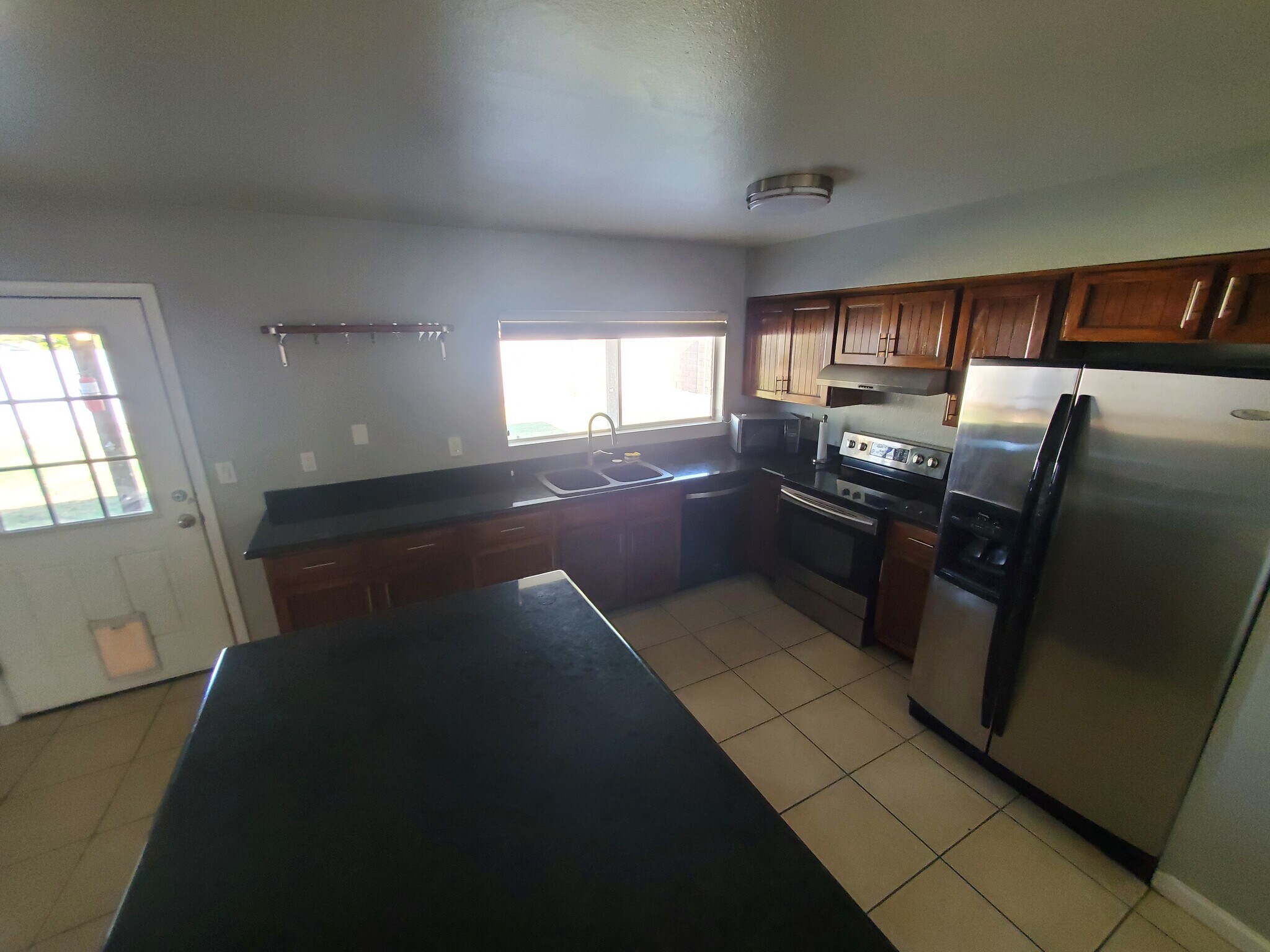 Building Photo - 3907 S Mitchell Dr