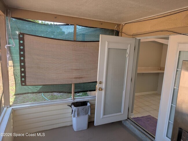 Building Photo - 900 Camphor Way