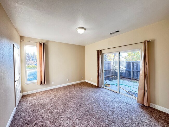 Building Photo - 215