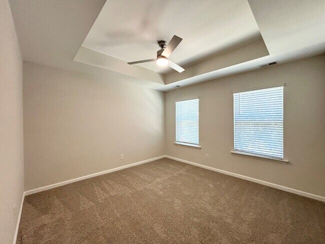 Building Photo - Beautifully Maintained Three Bedroom Townh...