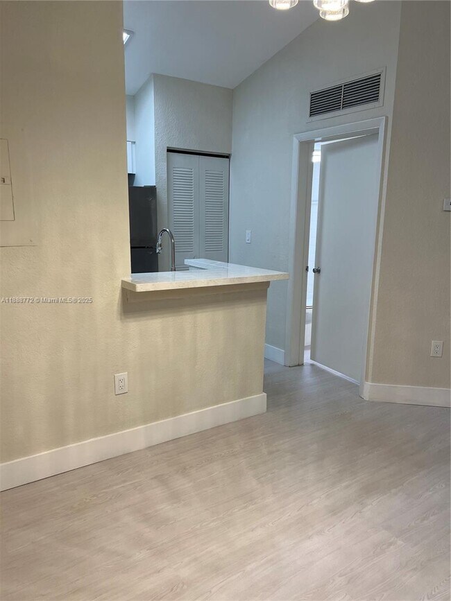 Building Photo - 2811 N Oakland Forest Dr