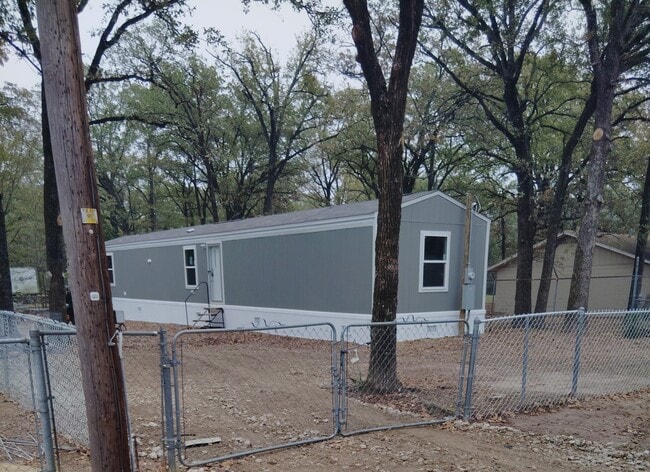 Building Photo - 112 Southlake Dr.