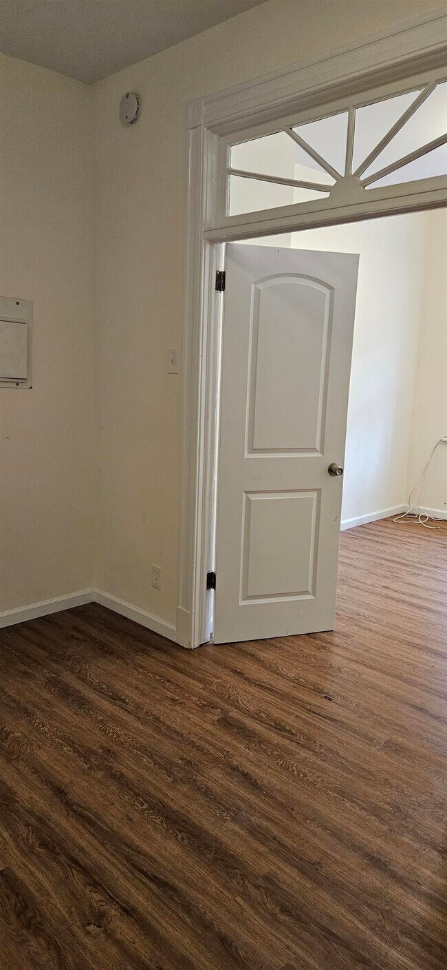 Building Photo - 327 Jackson St