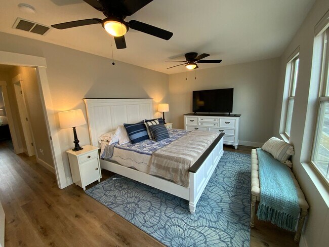 Building Photo - Fully Furnished Townhouse with Lake Views